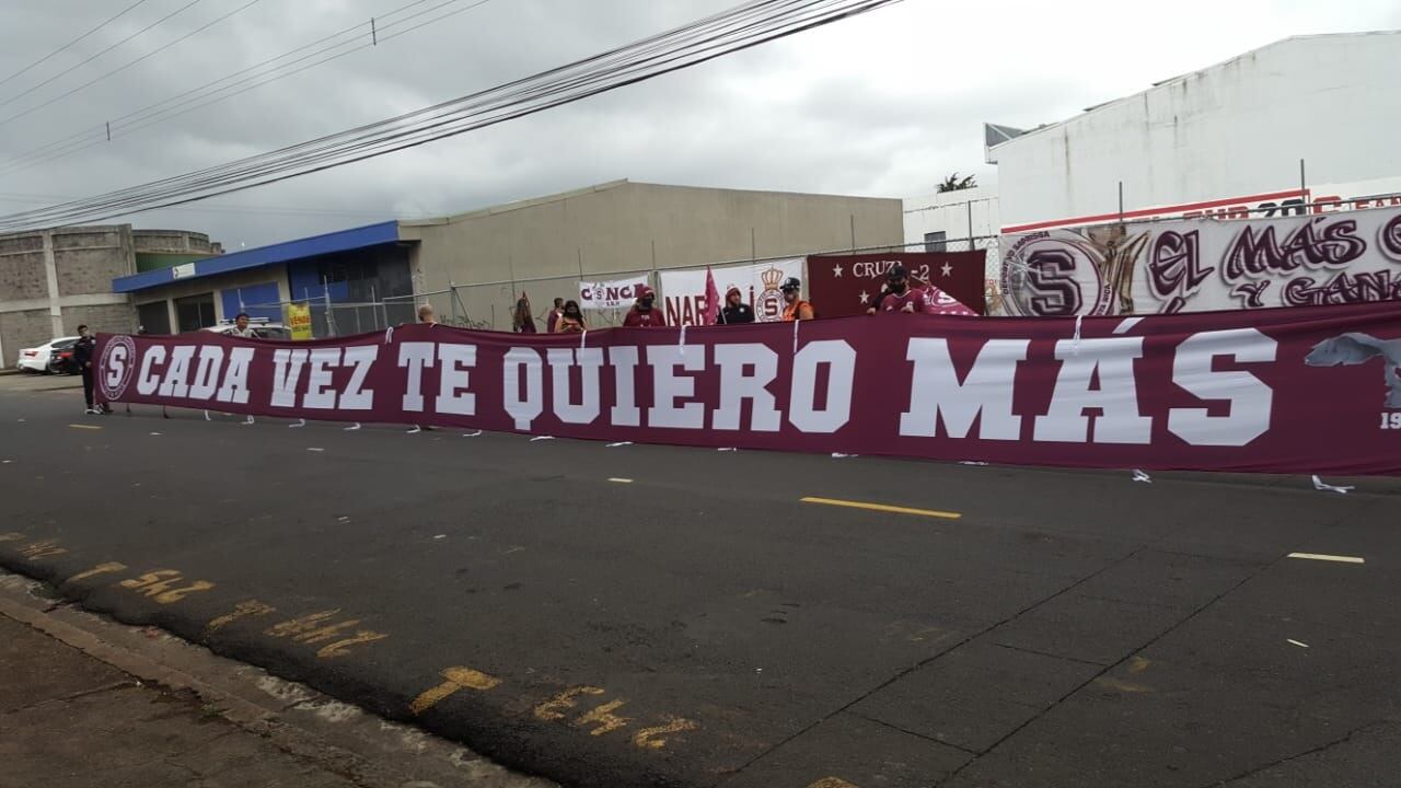 La Ultra Morada estuvo ayer en las afueras del Estadio Ricardo Saprissa. Cortesía.