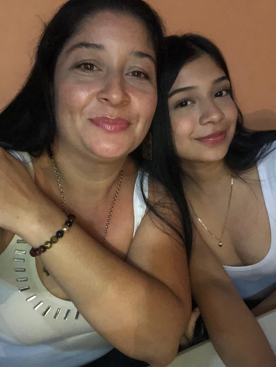 Yiliana Bonilla junto a su hija Yenedith Adelay Bastos Bonilla, de 16 años, la joven es víctima inocente de un sicario en Limón. Foto: Yiliana Bonilla para La Teja