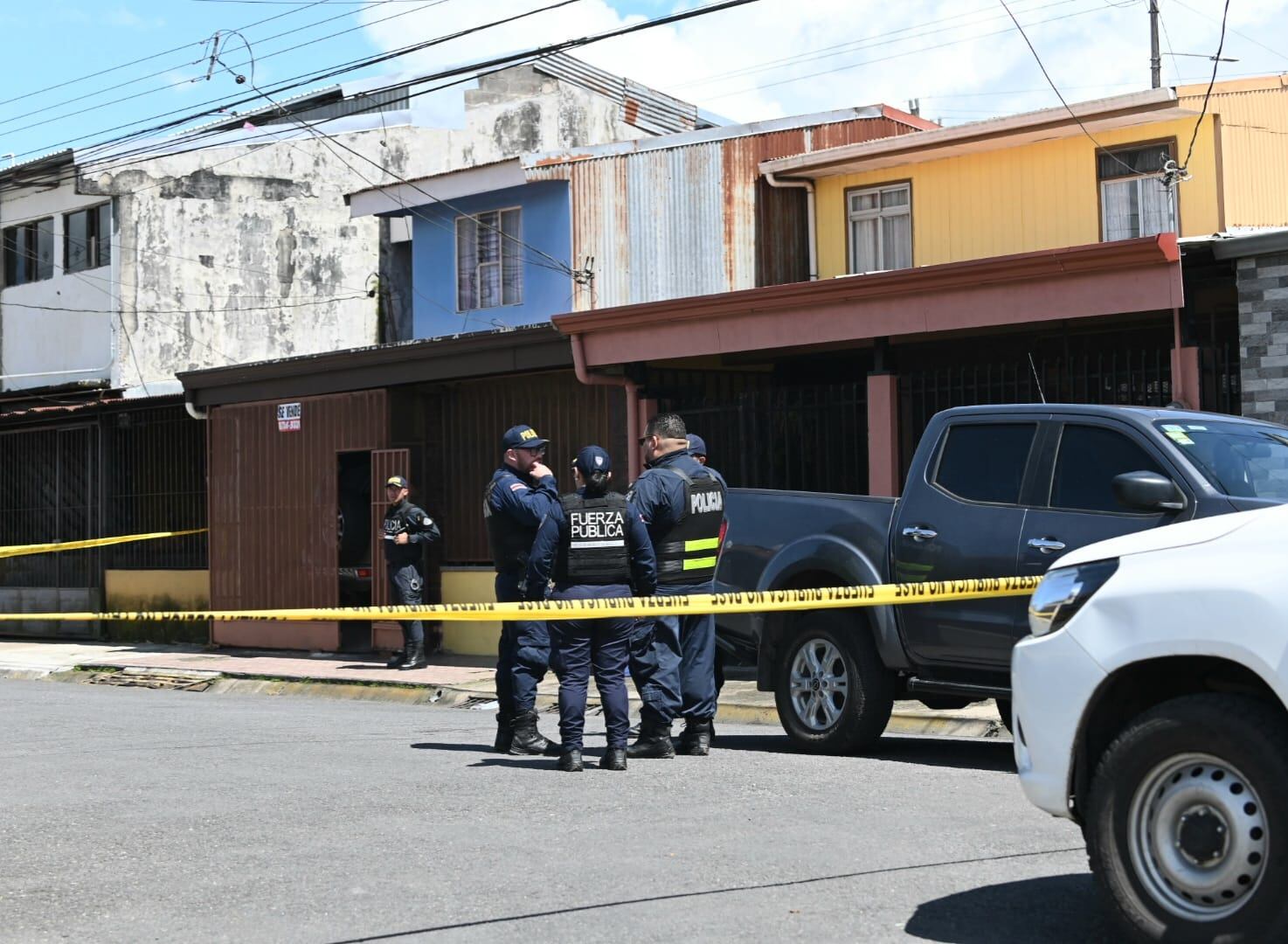 Las autoridades custodiaban la vivienda de doña Flory Hernández, de 57 años, donde sufrió las puñaladas por parte de su yerno en Llanos de Santa Lucía en Paraíso de Cartago. Foto: Albert Marín