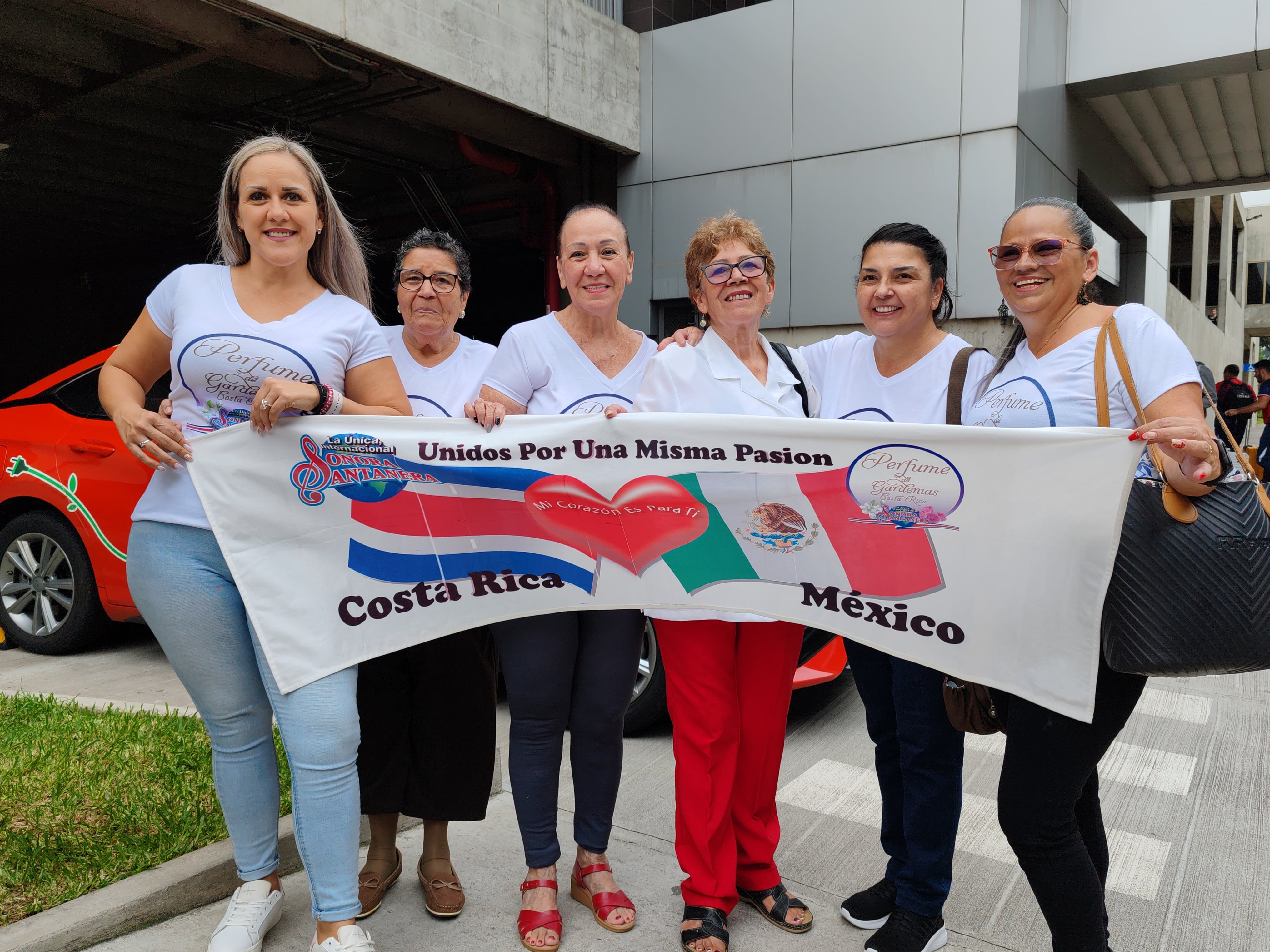 La Única Internacional Sonora Santanera llegó este lunes 12 de agosto a Costa Rica para sus conciertos del Día de la Madre y fueron recibidos por la Banda Municipal de Zarcero y parte de su club de fans.