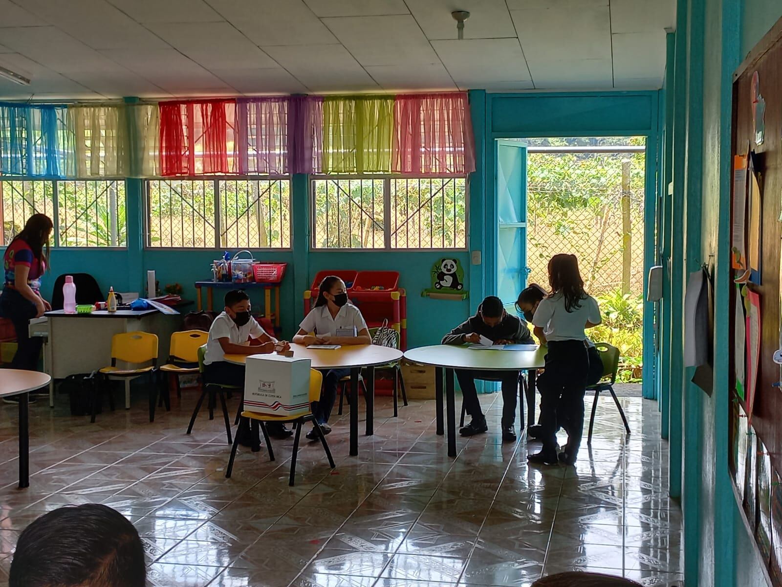 El Liceo Académico (144 estudiantes) y la escuela (340), Miguel Picado Barquero, de Santiago de Paraíso de Cartago, vivieron este viernes 1 de abril la fiesta cívica de las elecciones presidenciales de la segunda ronda