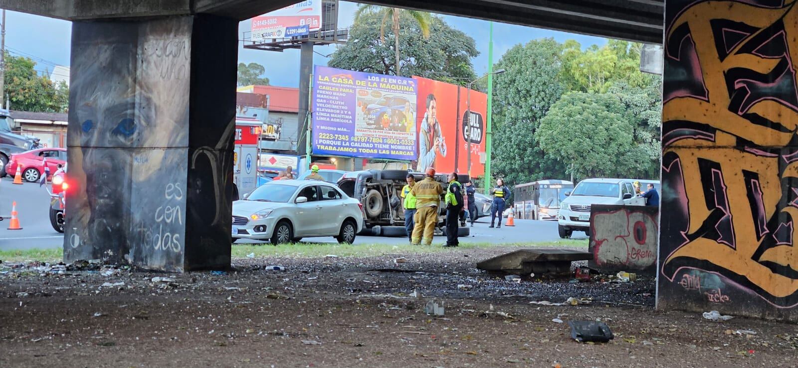 Dos personas resultaron heridos al chocar dos carros y volcarse uno.