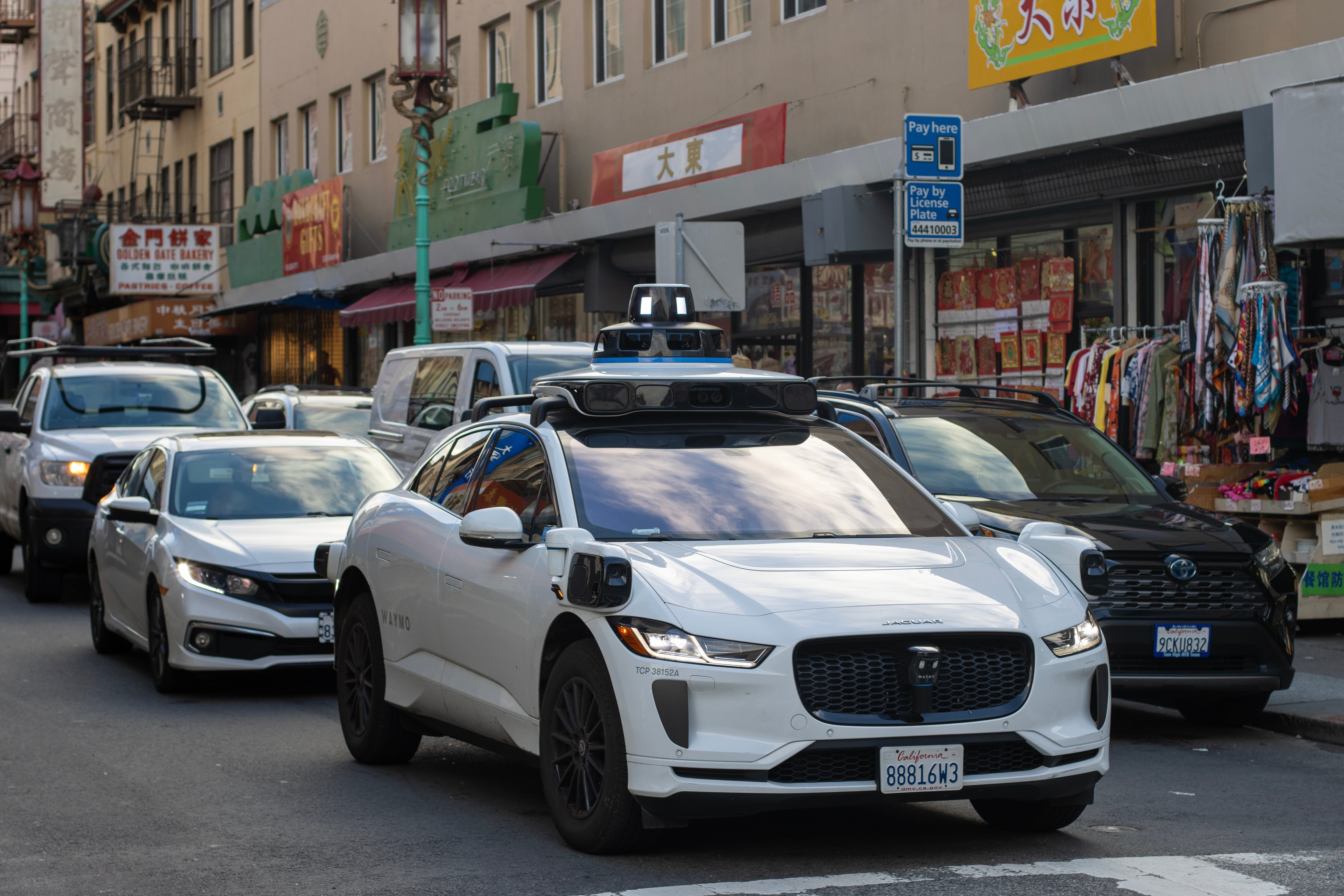 Vehículos autónomos. San Francisco, California Nov 24, 2024: Un robotaxi de la firma Waymo avanza por una calle del Chinatown de San Francisco.