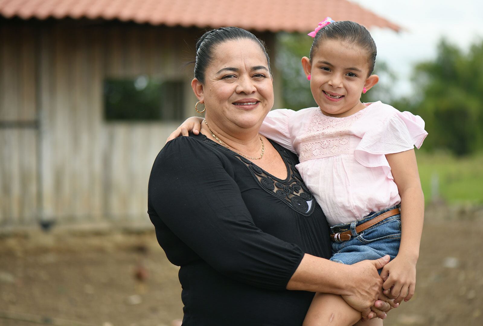 El doctor de la UCR, doctor Edward Castro Santa, le realizó al mismo tiempo, el 23 de mayo del 2018, un trasplante split simultáneo y sincronizado de hígado, de un donador fallecido a la niña Rocío Castillo Villalobos y a doña Rosaura Jiménez Calderón
