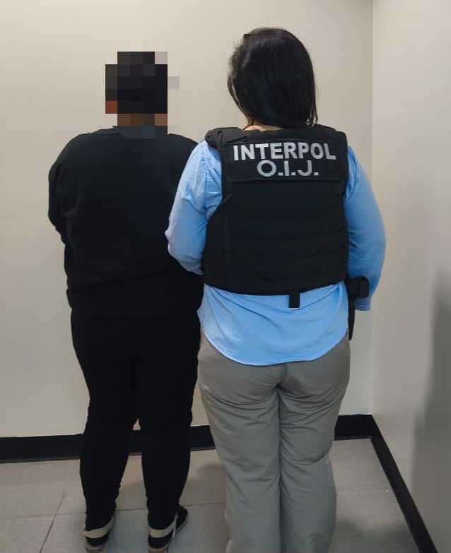 Una mujer de apellido Sáenz, de 37 años, fue detenida el lunes 12 de octubre del 2026, a las 8:15 a. m., por agentes de la Oficina Central Nacional de Interpol San José en el aeropuerto Juan Santamaría, cuando regresaba de Guatemala. Foto: OIJ