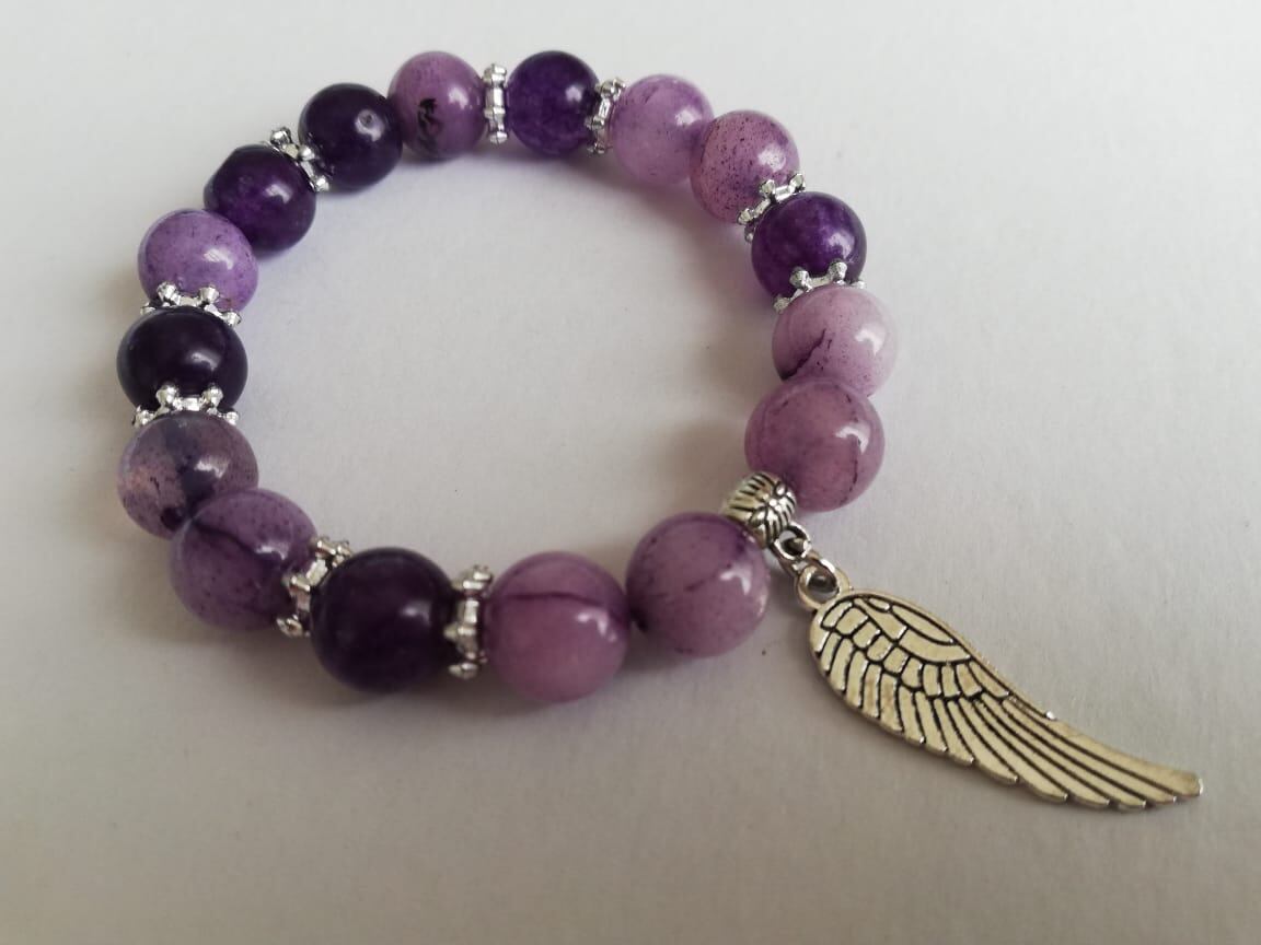 Kimberly Chacón Rodríguez e Itzel Segura Segura crearon la pymes Pulseras con propósito