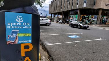 Usuario de parquímetros pasó de pagar 30 mil a 153 mil colones al mes por dejar carro en la calle