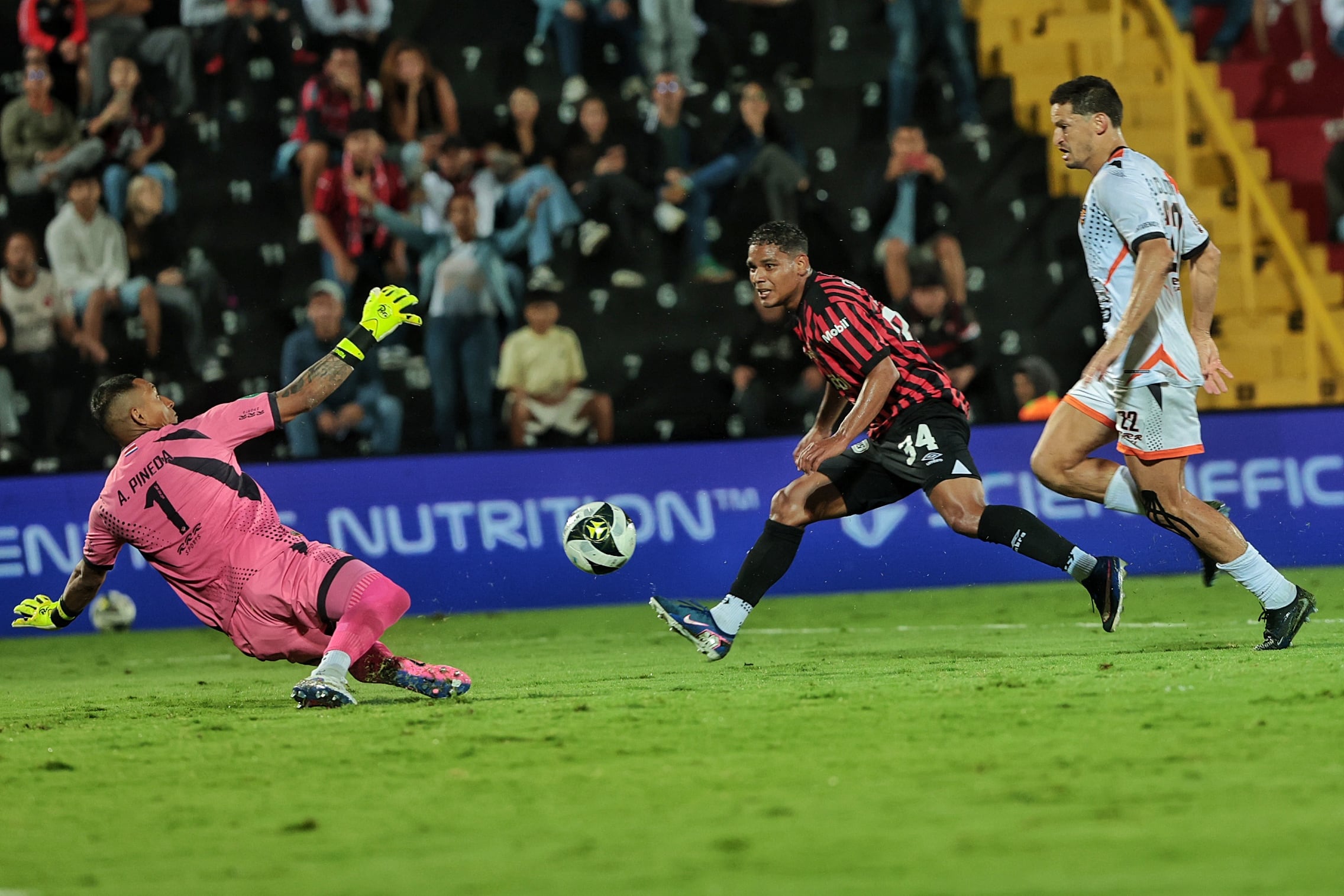 23/04/2026/ juego entre Liga Deportiva Alajuelense vs Puntarenas FC en el estadio Alejandro Morera Soto / foto John Durán