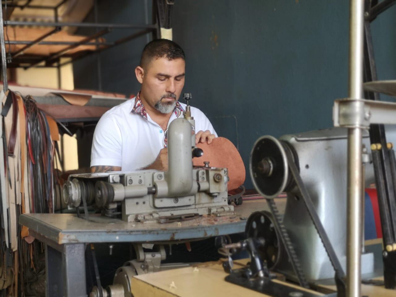 Miguel Cruz Salazar jamás se imaginó que un bolso hecho con sus propias manos, en su taller de San Mateo de Alajuela, iba a terminar en el hombro del actor Brad Pitt… ¡y en el cine mundial!