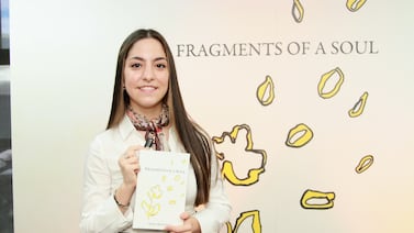 Adolescente publica libro de poemas que comenzó como terapia tras la muerte de su abuela