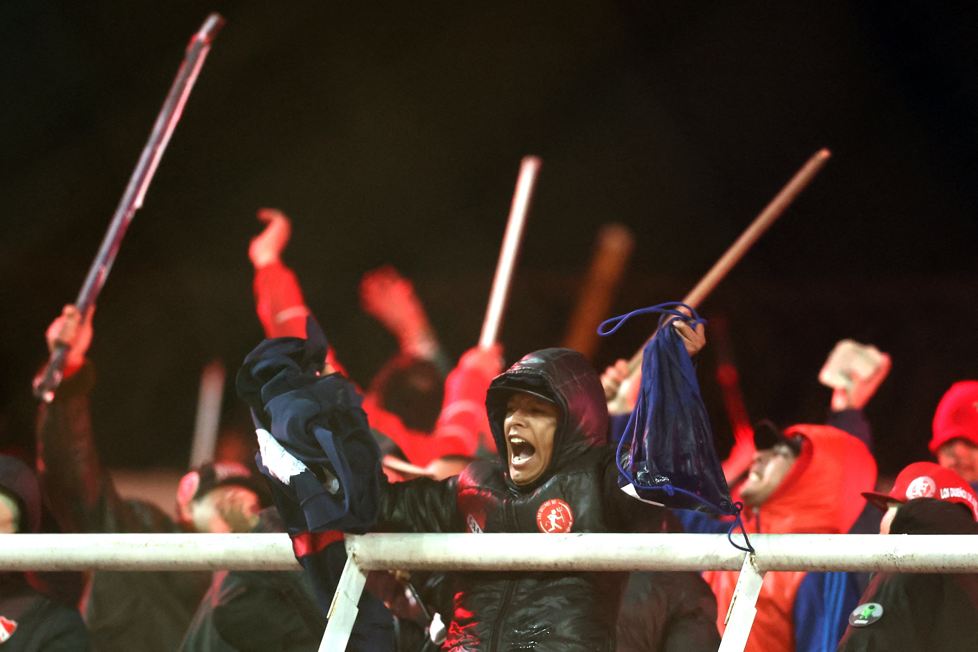 Aficionados de Independiente muestran ropa quitada a los hinchas de la U. de Chile durante el serio enfrentamiento en las graderías.