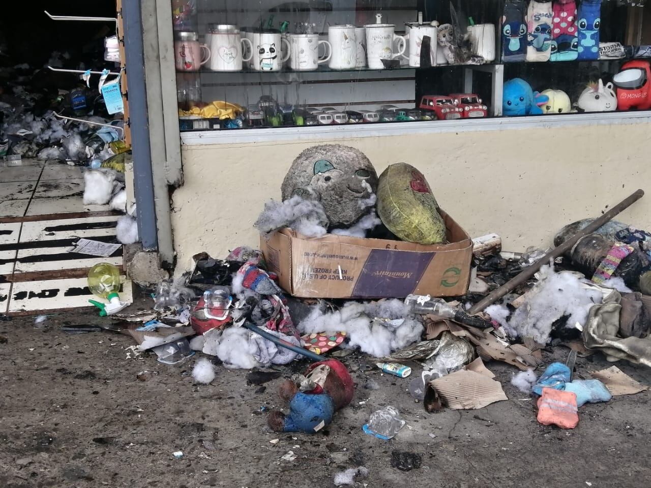 Incendio en el mercado de Turrialba. Foto Keyna Calderón.