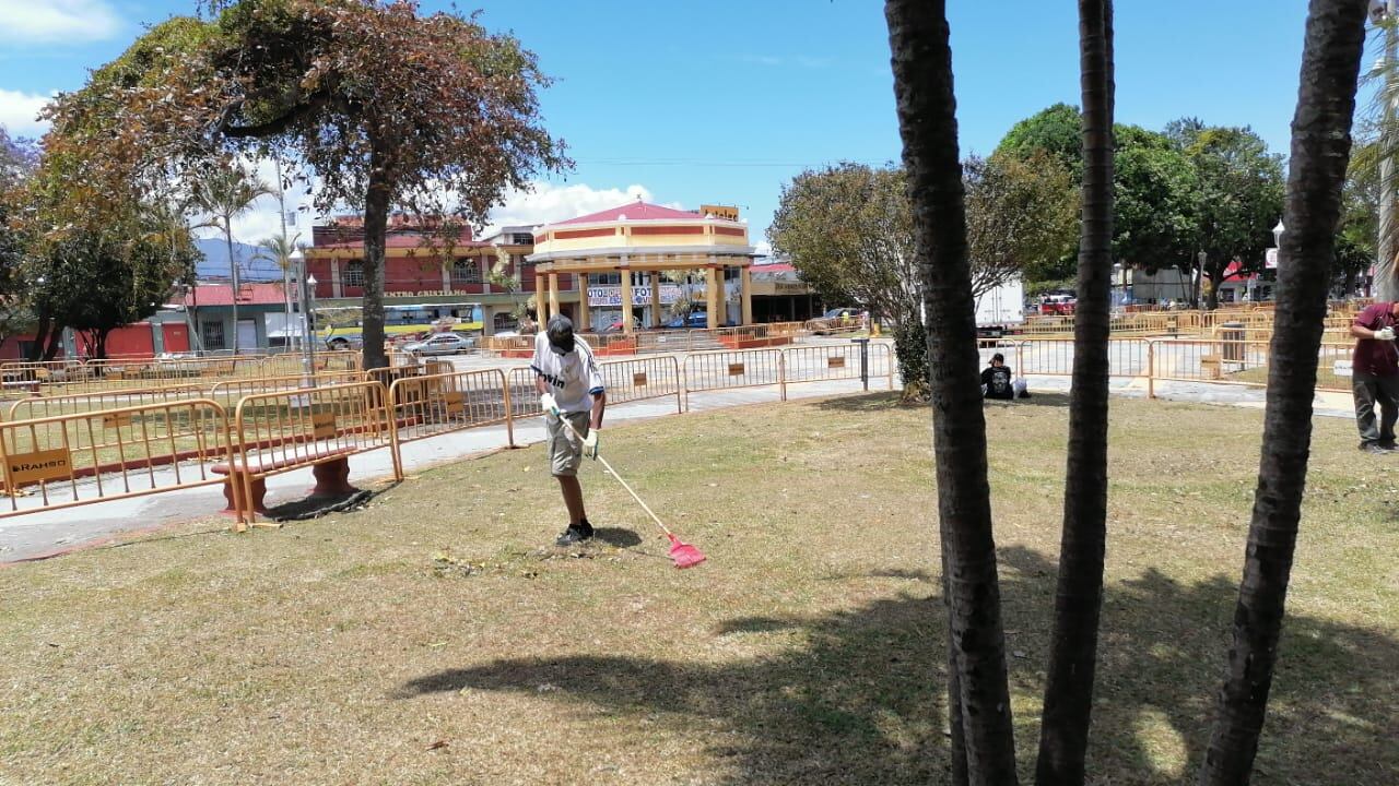 Personas que viven en la indigencia y que asisten a un dormitorio temporal, en el cantón de Goicoechea, están marcando la diferencia al ponerse a limpiar el parque y las calles de su comunidad.