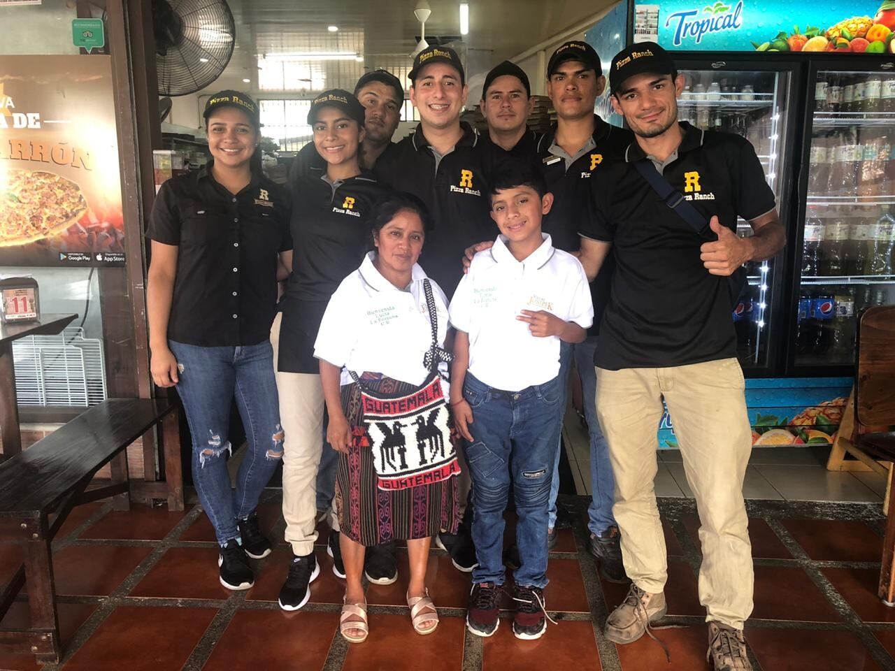 Tomasito y su mamá se divirtieron en los puentes colganes de La Fortuna de San Carlos