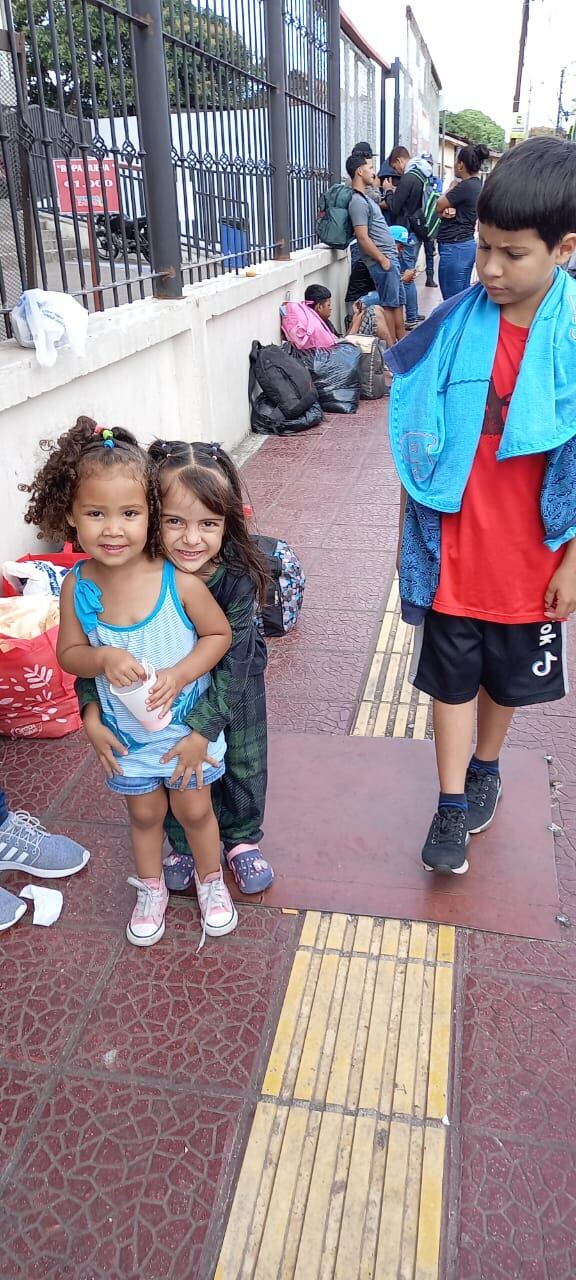 Desde el 28 de octubre del 2022, Migración puso dos buses diarios para que venezolanos lleguen a Panamá. El objetivo es que los sudamericanos puedan agarrar un vuelo desde tierras canaleras hasta Venezuela. En la foto, las niñas Diosana Rivas (primera de celeste) adelante de Alexa Rivas y a la par Isaac Rivas.