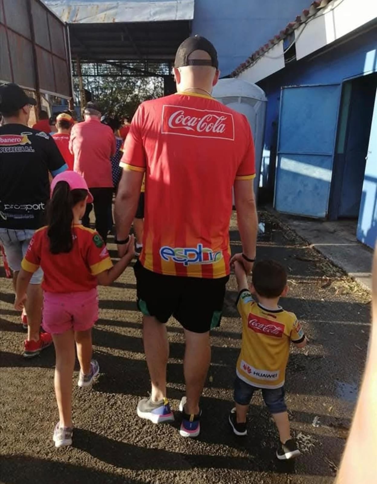 La familia va al estadio cada vez que juega Herediano.