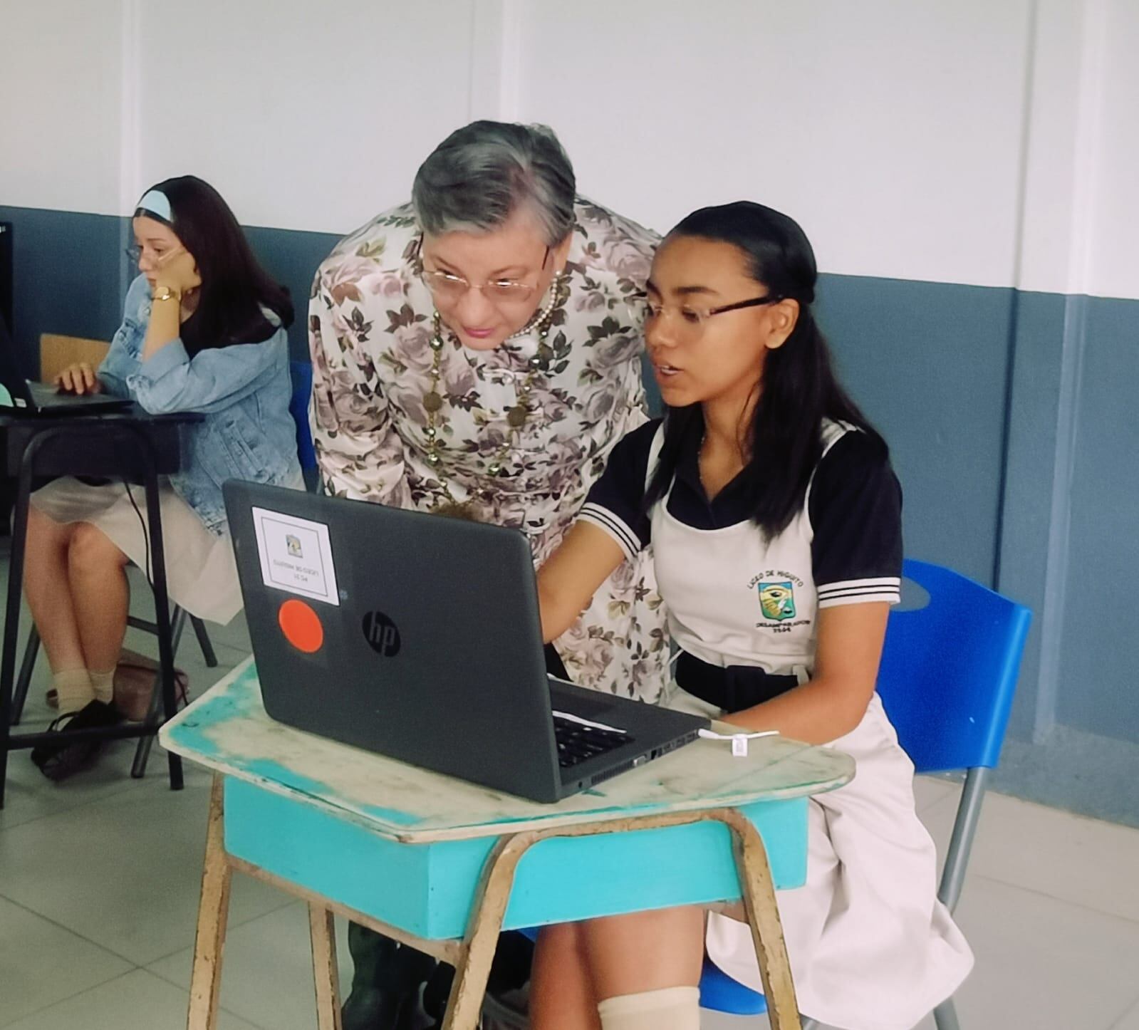 A partir de este lunes 03 y hasta el 14 de junio, 71.983 estudiantes de último año de secundaria, tanto de colegios públicos como privados, técnicos, académicos diurnos y nocturnos, realizarán la Prueba Nacional Estandarizada de Lenguas Extranjeras. La Ministra de Educación, Anna Katharina Müller Castro y el Director de Gestión y Evaluación de la Calidad, Álvaro Artavia, acompañaron el inicio de la Prueba Nacional Estandarizada de Lenguas Extranjeras en el Liceo de Higuito, en Desamparados, donde aplicaron 80 estudiantes de undécimo año.