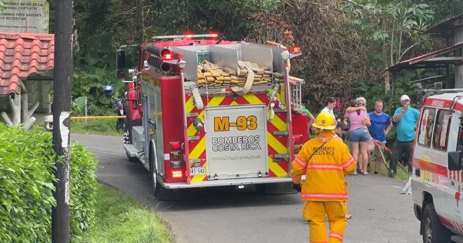 Señora de 77 años muere luego de que vagoneta se estrelló contra su casa. Foto Allan Jara/Facebook.