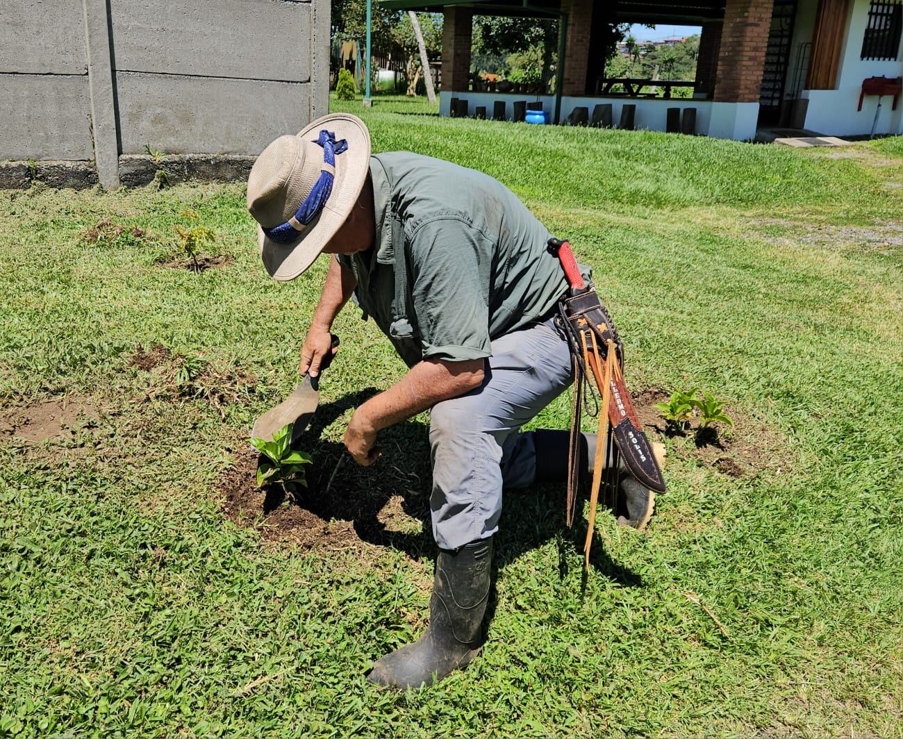 Luis Guillermo Solís dedica su tiempo libre a la agricultura