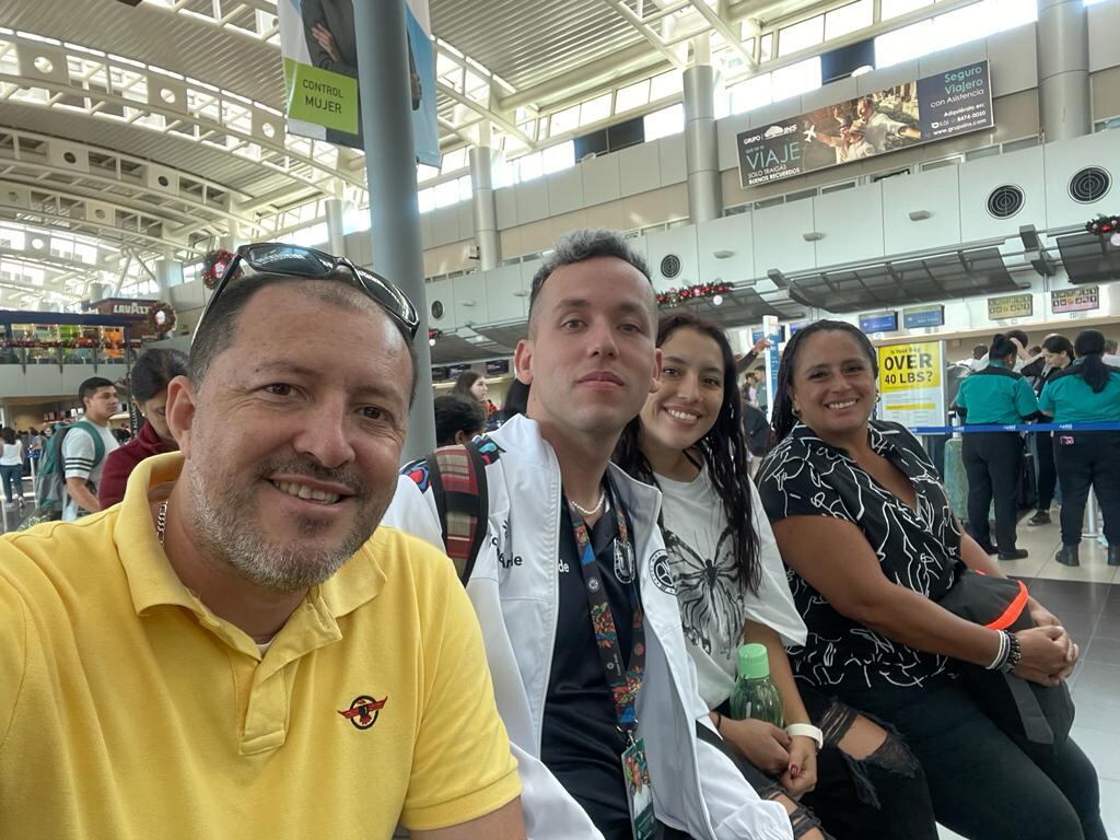 Randall Barquero y Katherine Chavarría explotaron de emoción al ver a su hijo Joseph desfilar con la banda de Zarcero