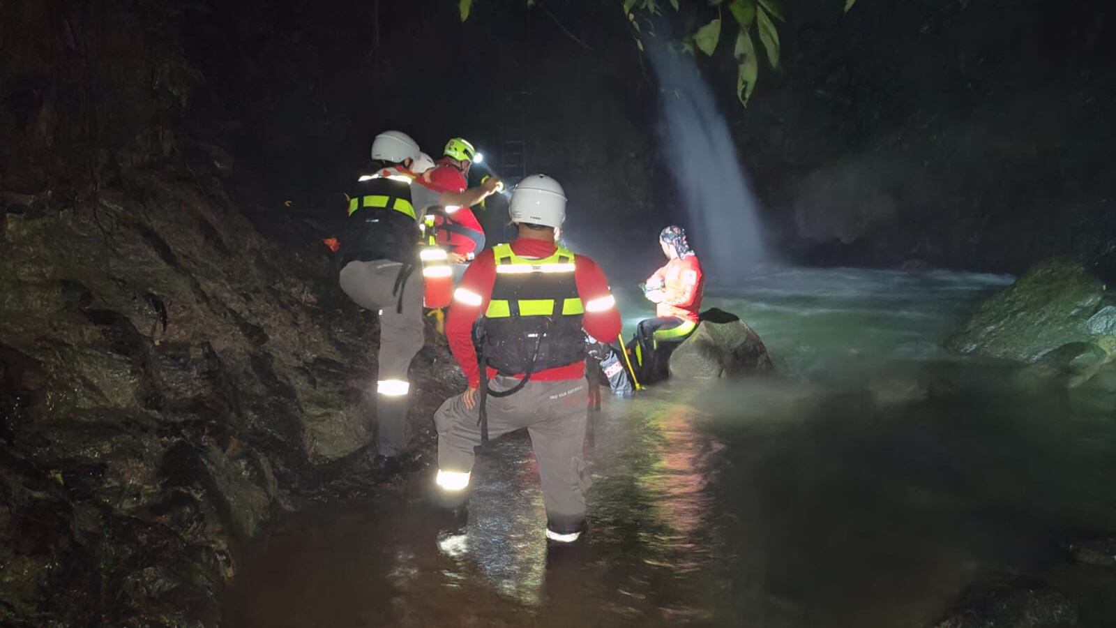 Buzos especializados de la Cruz Roja se llevaron siete horas para encontrar el cuerpo de un hombre que murió cuando se bañaba en una poza en Bahía Ballena, Osa, Zona Sur de Costa Rica. Foto: Cruz Roja