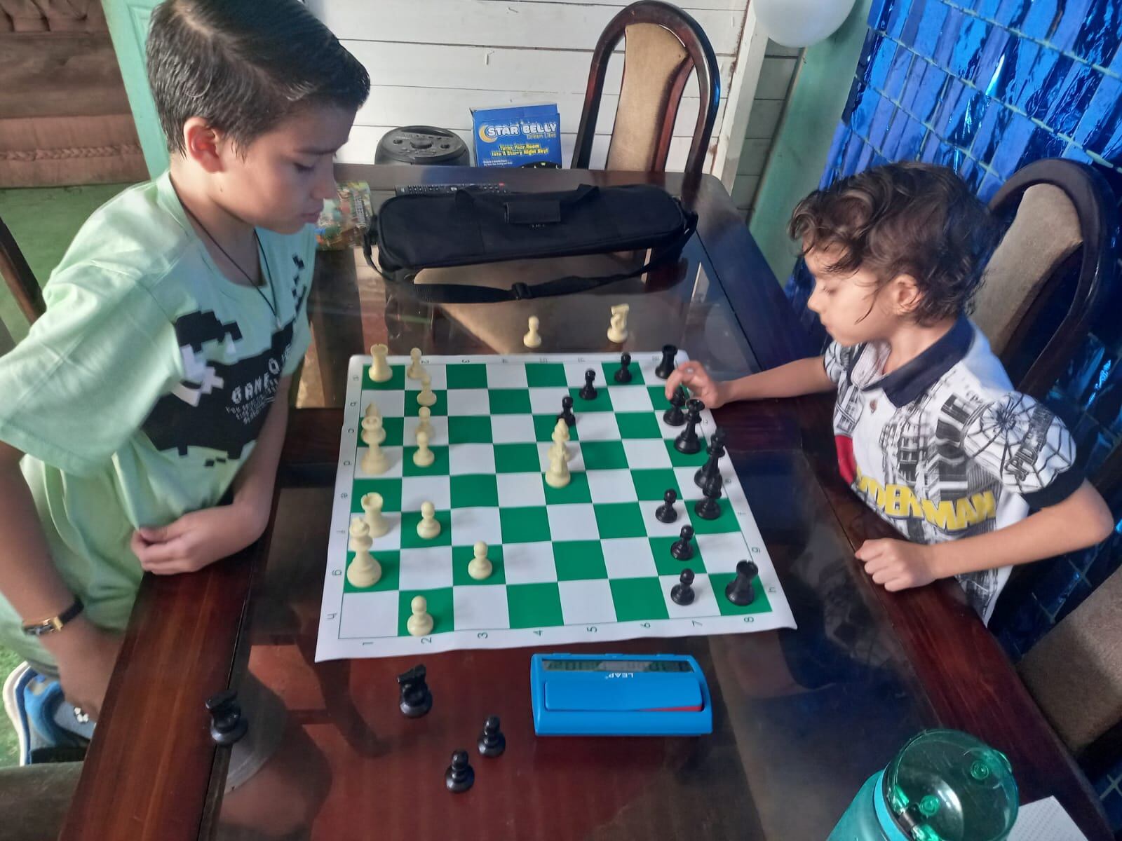 Matías Calderón es un joven de 12 años apasionado por el ajedrez y le da clases a sus compañeros de colegio. Cortesía.