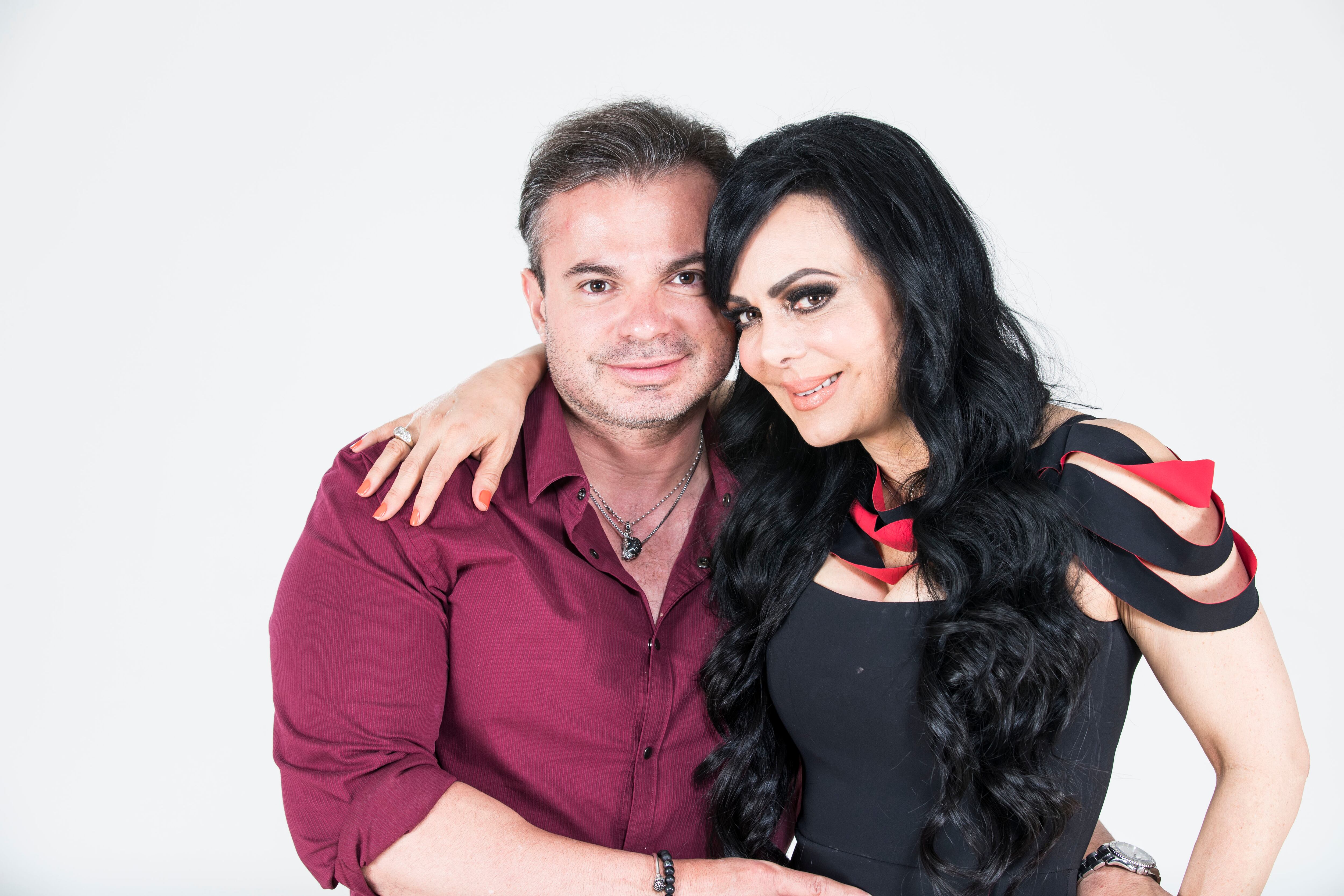 Foto de Marco Chacón y su esposa Maribel Guardia abrazados.