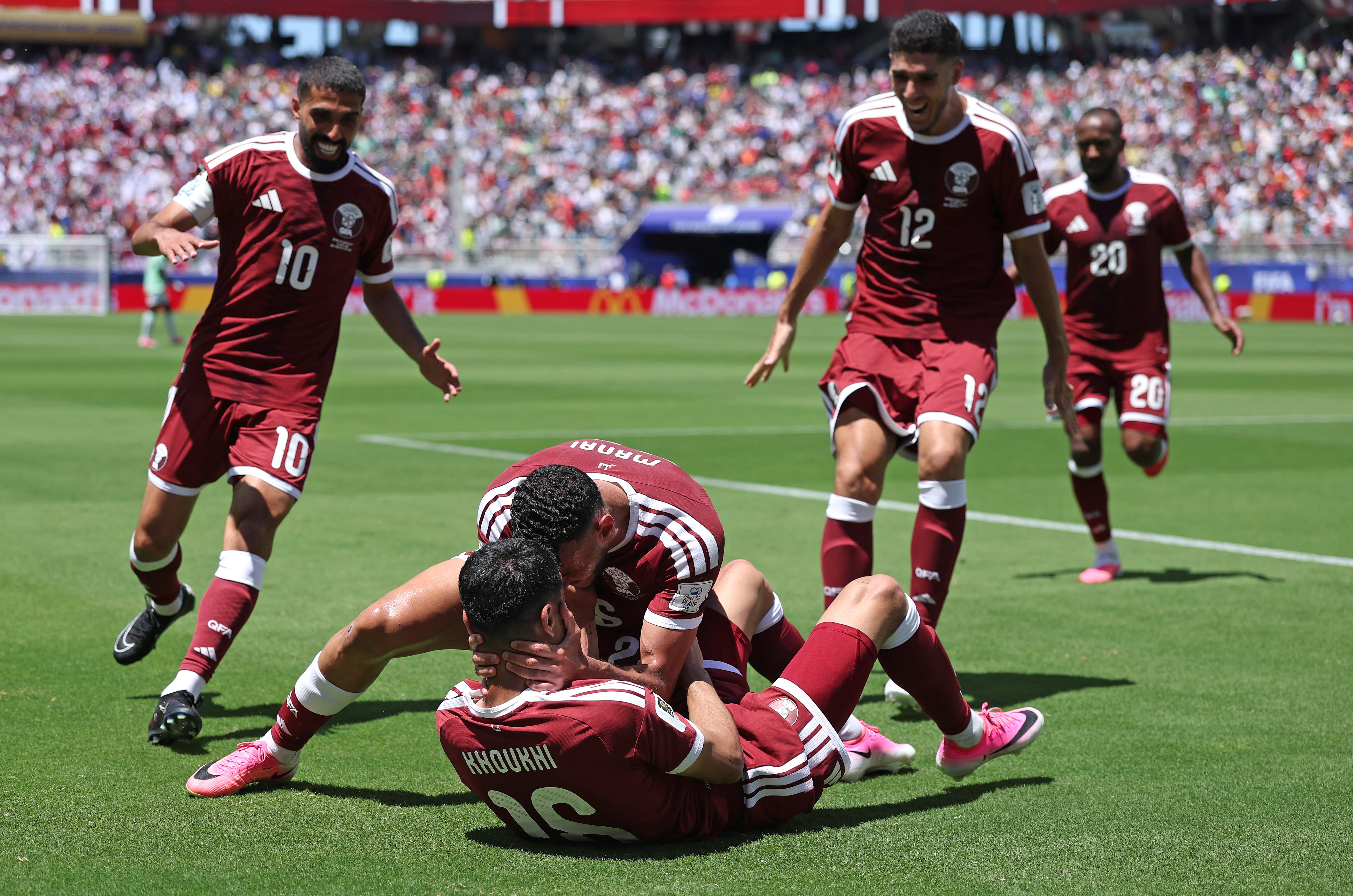 Boualem Khoukhi #16 de Qatar celebra con sus compañeros de equipo tras marcar el primer gol del equipo durante el partido del Grupo B de la Copa Mundial de la FIFA 2026 entre Qatar y Suiza.