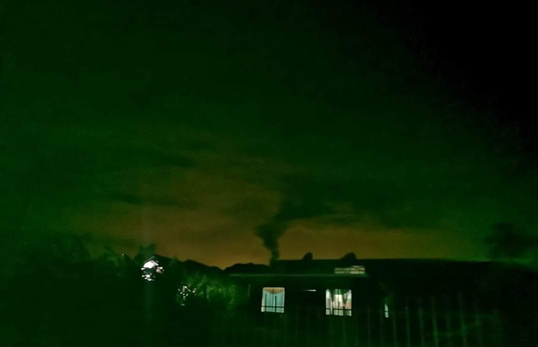 El Observatorio aclaró que el incidente, cuya duración permanecía “en progreso” a las 10:30 p. m., no generó caída de ceniza ni olor a azufre. Foto: Ahora Noticias para LN.