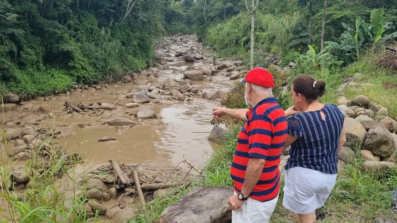 El río Aguas Zarcas presentó el fin de semana variantes fuertes en su caudal que hicieron pensar en un represamiento aguas arriba, pues bajó mucho lodo. Este lunes hubo muchas corrientes de agua. Foto: Edgar Chinchilla.