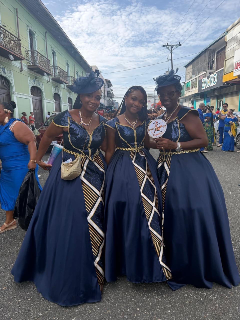 en el desfile el grupo Amare Siyabounga, en el cual bailaron tres generaciones de una misma familia: Gioconda South Dawkins (51 años), su mamá, doña Perlina (72) y su hija, Dishanty (15).