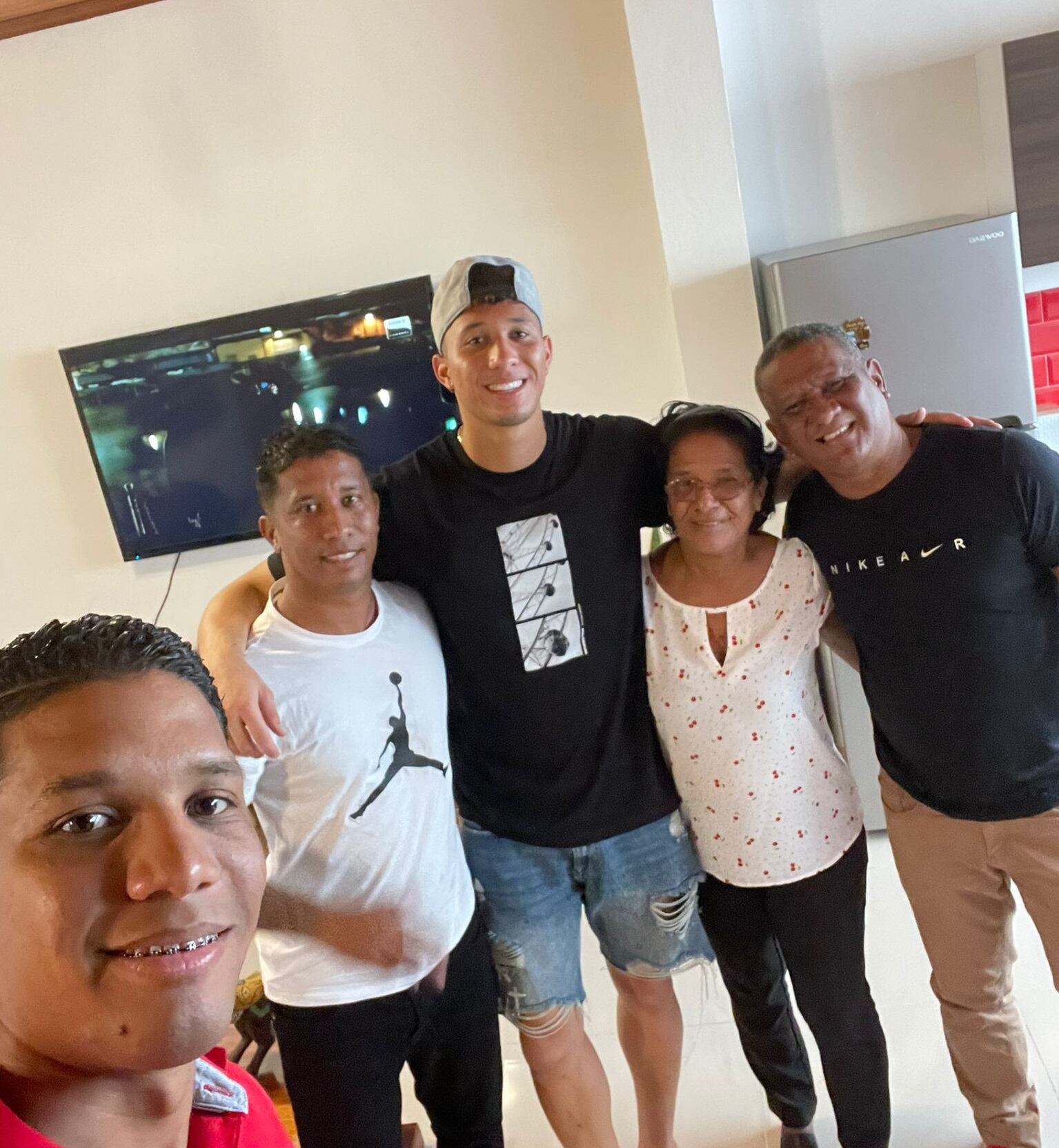 Patrick Sequeira, portero de la selección nacional y su familia. Cortesía.