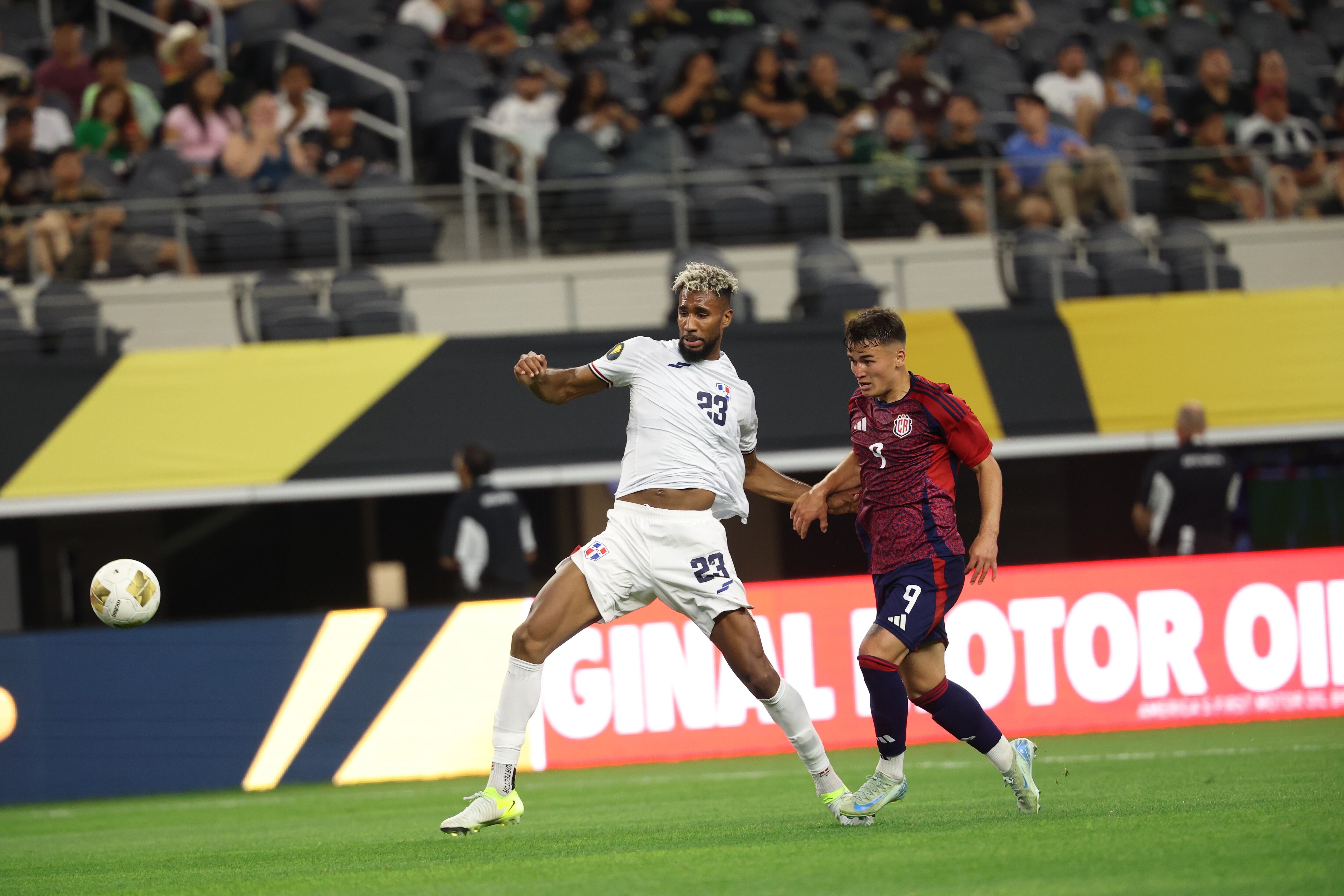 Manfred Ugalde y Luigi de Lucas iban tras un balón en el partido entre la Selección de Costa Rica y República Dominicana en la Copa Oro.