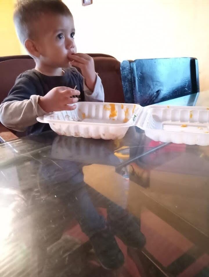 Reacción de un bebé al probar la carne le dio la vuelta al mundo y generó un debate en redes sociales