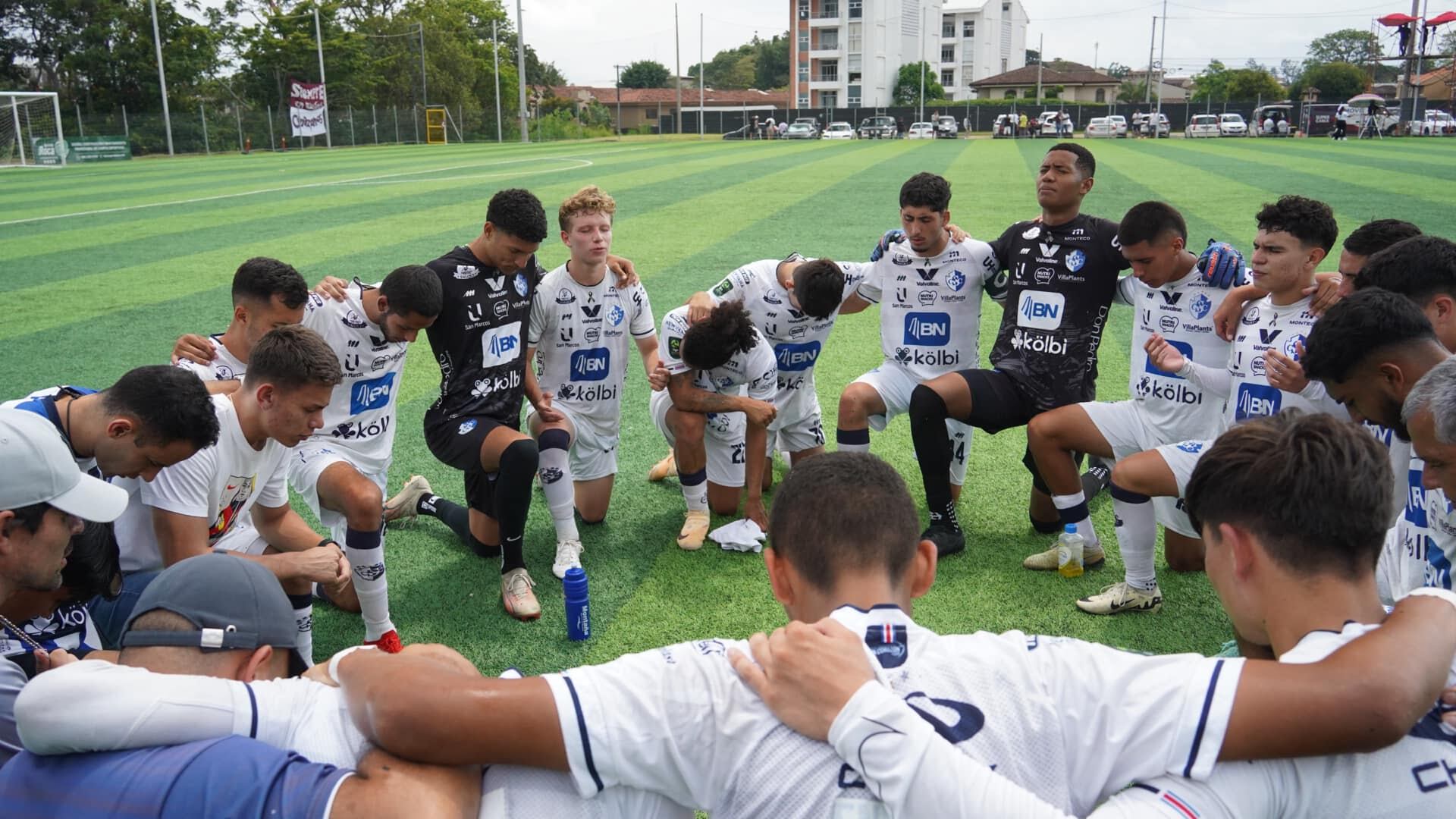 Los muchachos del Cartaginés dedicaron la clasificación en la final del Alto Rendimiento ante Saprissa al joven Emmanuel Hidalgo. Foto: Facebook Cartaginés