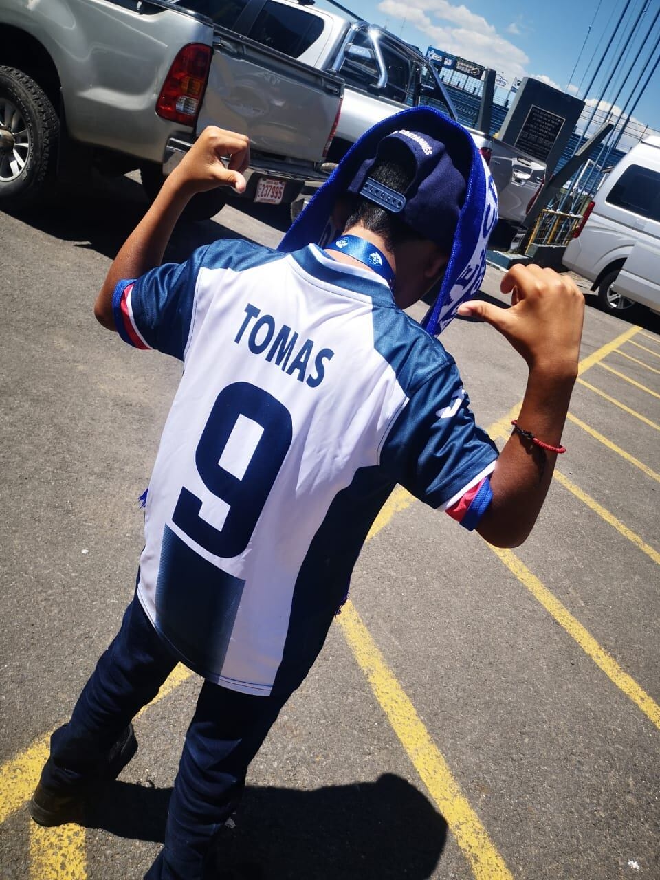 El niño guatemalteco, Tomás Enrique Tebelán, cariñosamente conocido en Tiquicia como Tomasito o el Chapintico, espera que el Club Sport Cartaginés le cumpla la promesa que le hizo en el 2020 de que si quedaban campeones lo iban a traer a Costa Rica