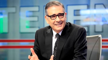 Ignacio Santos empezó noticiero de Telenoticias con el pie izquierdo y reaccionó de forma inusual