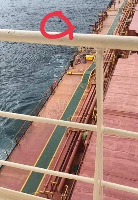 Esa pequeña manchita negra es Alejandro Pérez Gutiérrez que estuvo en altamar 57 horas, lo rescató un barco mercante. Foto: Archivo LT