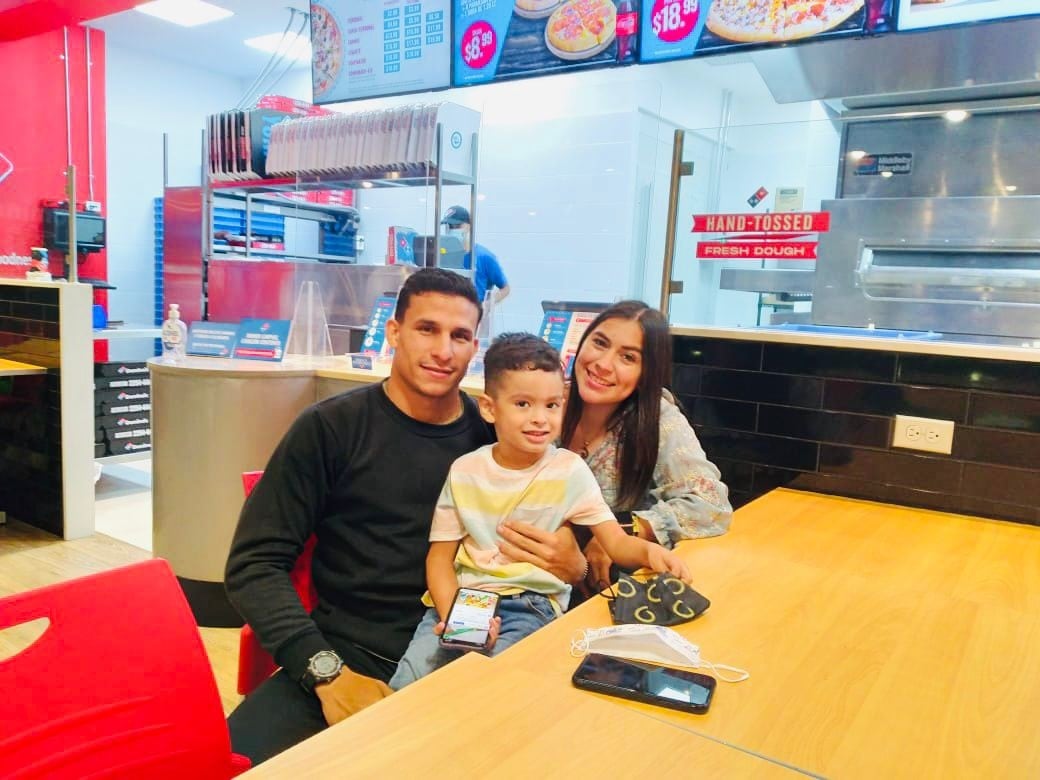 Yennifer Herrera y Santiago, pareja e hijo de Luis Paradela. Cortesía.