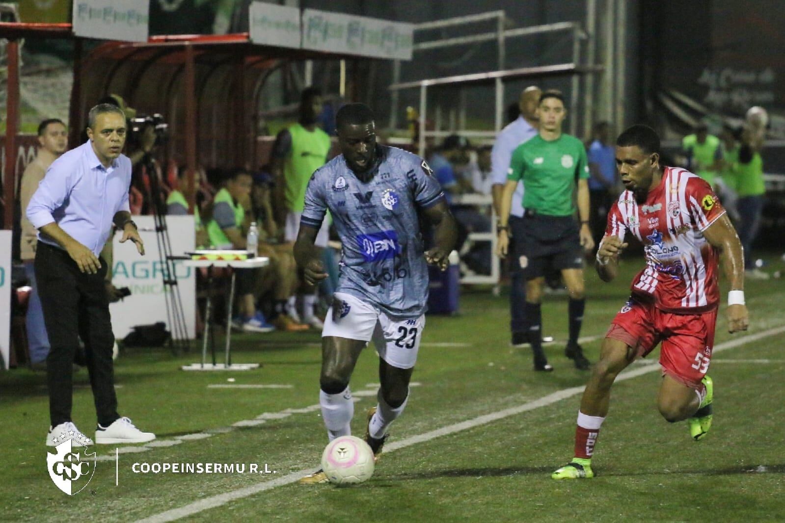 Jordan Smith (izquierda) recibió una oportunidad con Cartaginés, pero no la pudo aprovechar. El jugador del Santos, Juan Villalobos fue un dolor de cabeza para Smith.