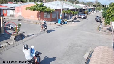 Impactante video muestra como entre cuatro sicarios ejecutaron a un muchacho a plena luz del día