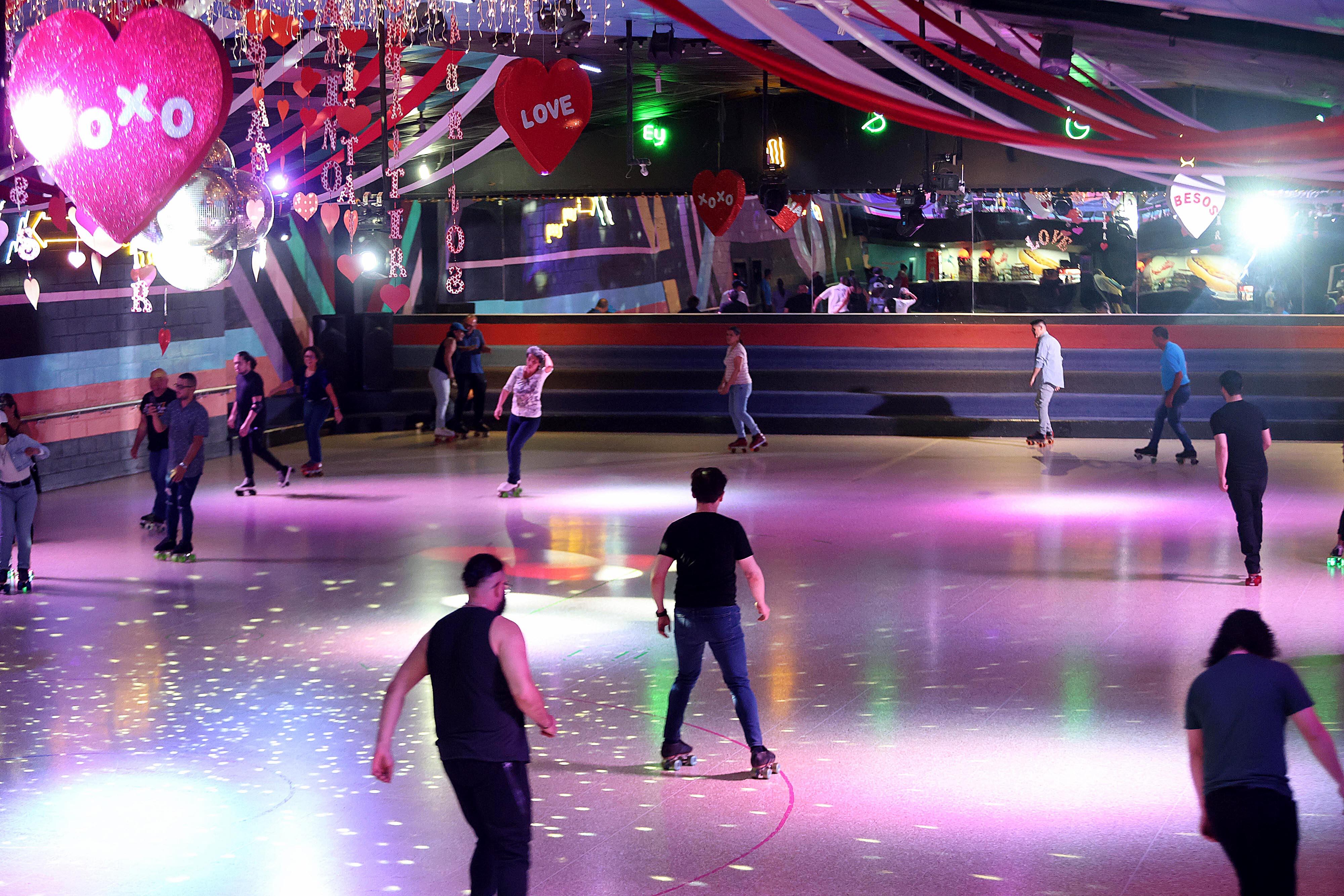 04/03/2024 San Pedro. Patinadores, del grupo de veteranos que todos lunes patinan en el Salón de Patines Music. Foto: Rafael Pacheco Granados