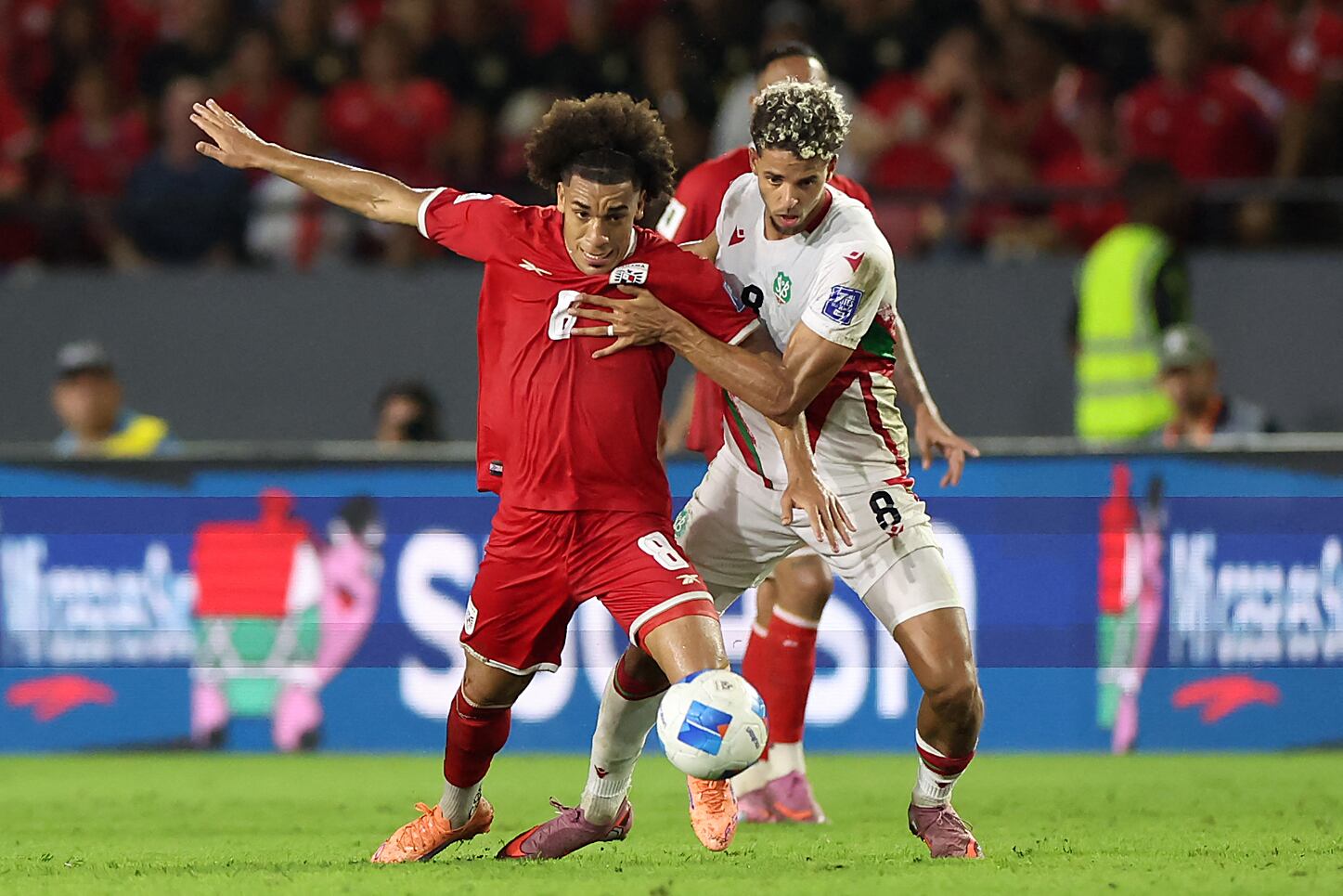 El volante panameño Adalberto Carrasquilla disputa el balón con el surinamés Justin Lonwijk, durante el compromiso por las eliminatorias rumbo al Mundial 2026.