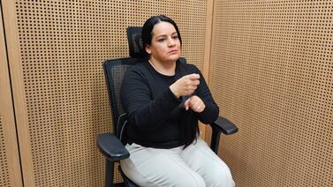 Intérprete de Lesco de la Asamblea Legislativa ha tenido que comunicar pleitos de diputados y hasta un madrazo