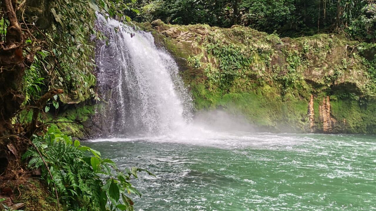 Catarata Pozo Azul se ubica en Sarapiquí, en la provincia de Heredia.