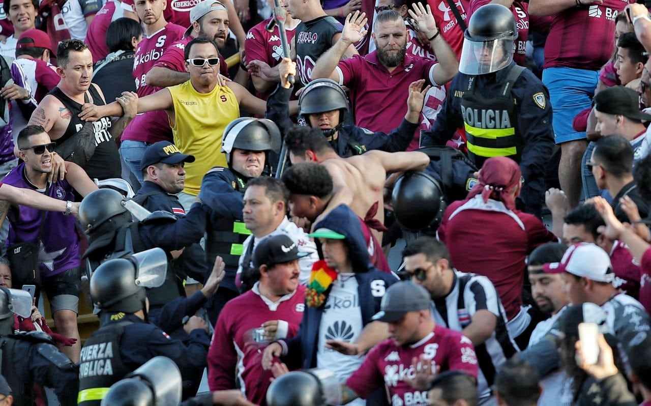 La Ultra ensucia el clásico haciendo pleitos entre ellos y con la Fuerza Pública