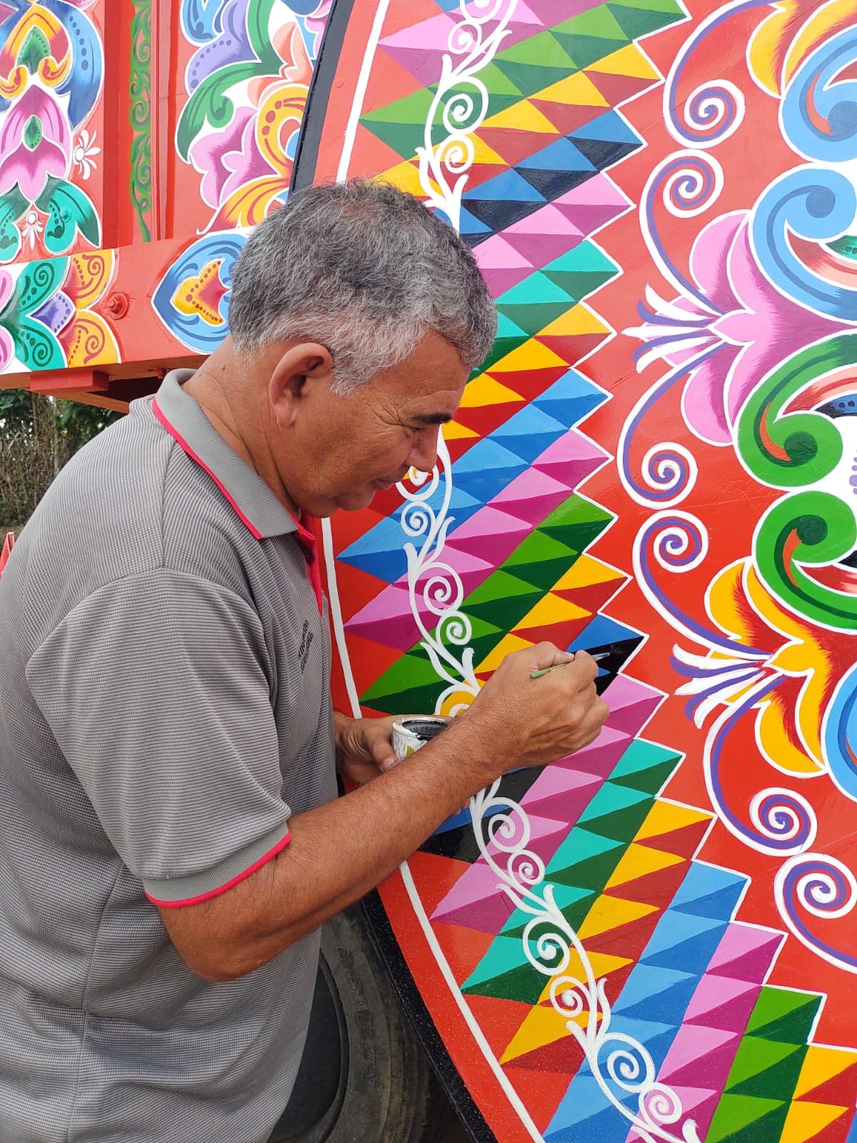 En el proceso de restauración, Ronald Alpízar fue el artista encargado de pintar la carreta más grande del mundo que tienen en Sarchí.