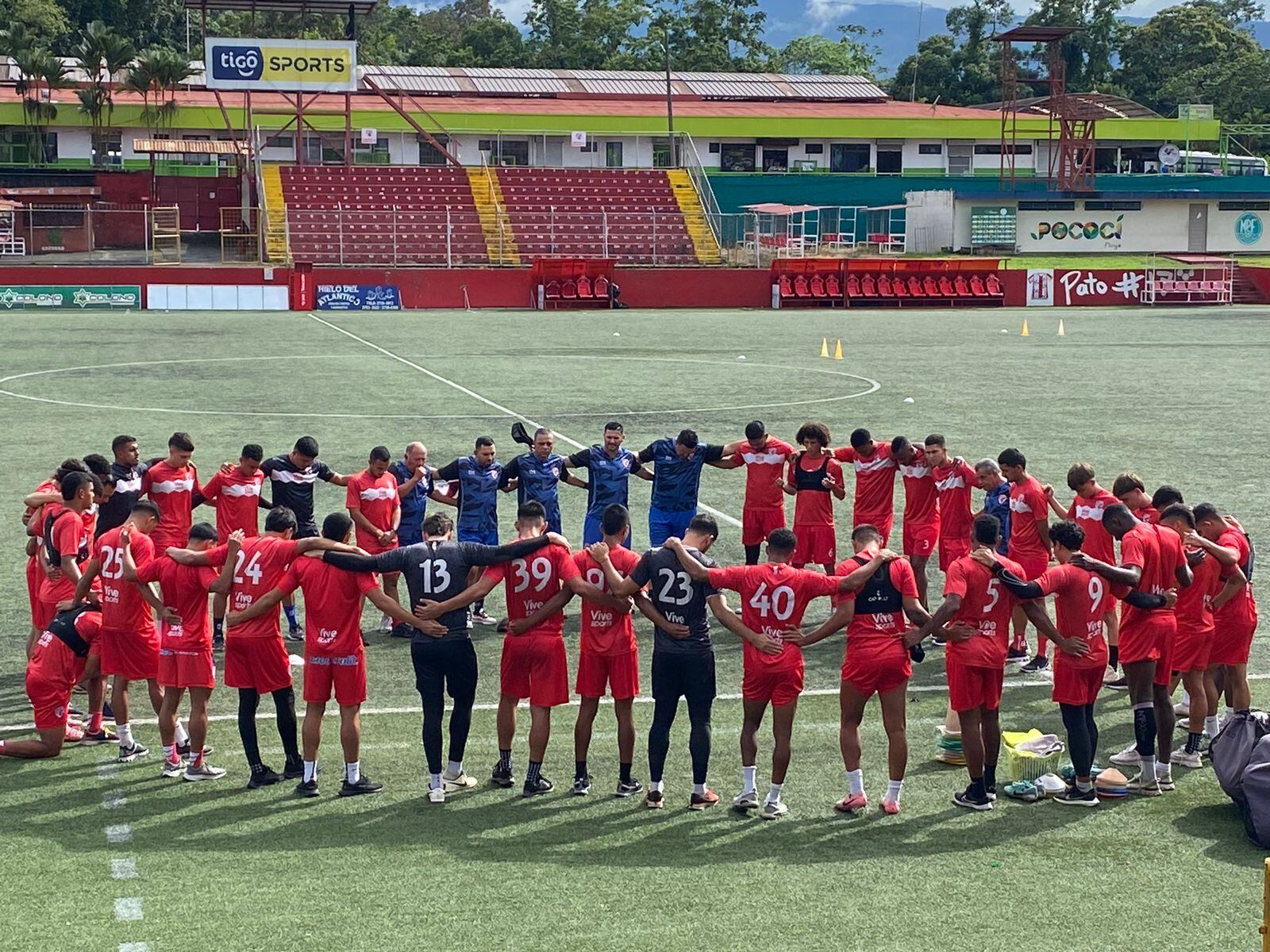 Nielsen Buján trabaja con Santos desde hace dos meses, en donde llegó con la misión de levantar al equipo en la parte anímica. Cortesía.