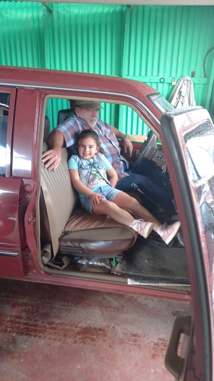 Jorge Madrigal y su carrito del 87. Cortesía.