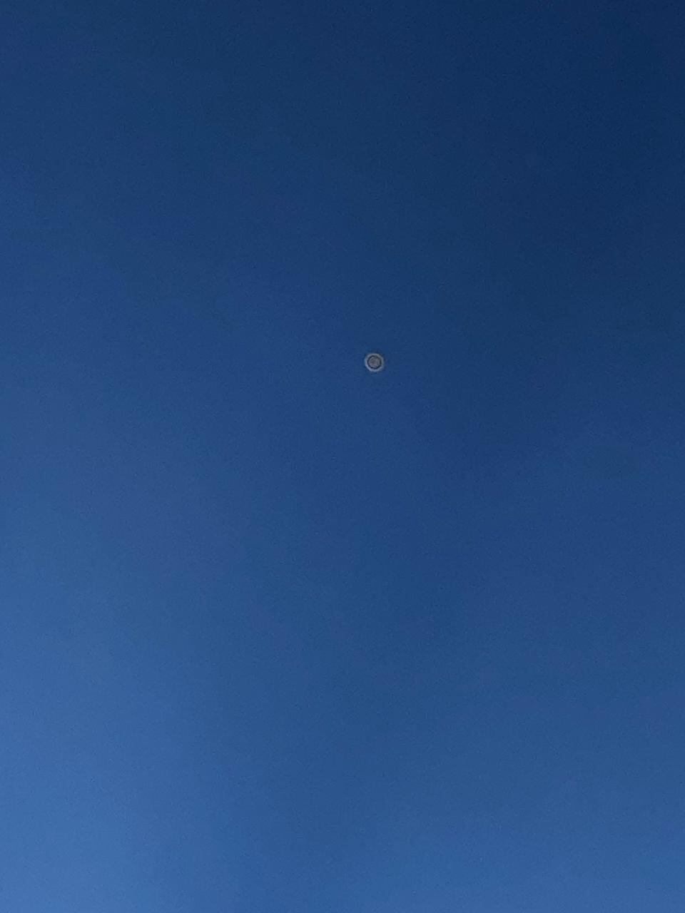 Don Marcos Rojas Venegas se llevó el susto de la vida, el pasado martes 12 de enero, cuando iba conduciendo su vehículo y se dirigía a visitar a sus padres, que viven en Mesetas de Esparza en Puntarenas, al observar un objeto volador no identificado (ovni) en el cielo y cerca de las montañas puntarenenses.